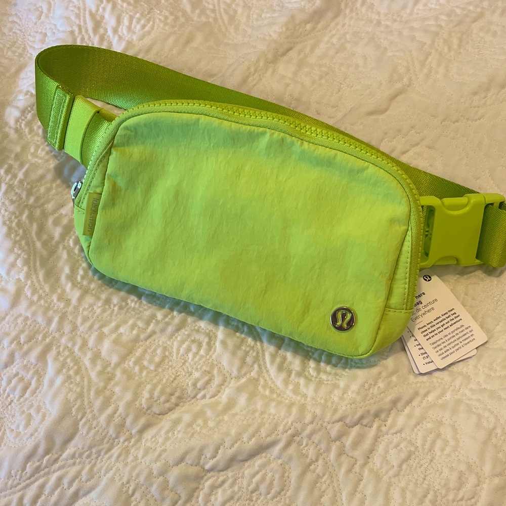 Lululemon Everywhere Belt Bag - Sour